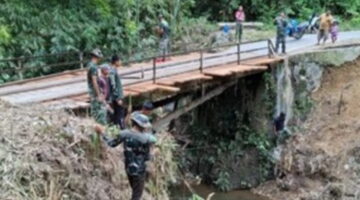 Jembatan Harapan Itu Bernama Garuda, Dibangun Tangan-tangan Tulus TNI dan Warga Kuta Pengkih